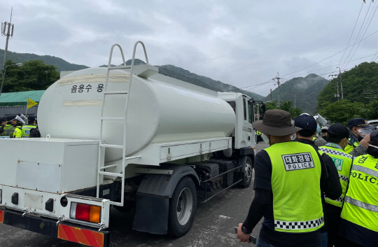 지난 18일 경북 성주군 초전면 소성리 사드기지로 음용수를 실은 차량이 들어가고 있다. 연합뉴스.